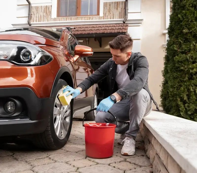 Lavage auto à domicile Poses : professionnel intervenant sur un véhicule